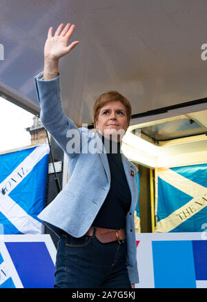 Schottland, Großbritannien. 2. November 2019. Unterstützer des schottischen Nationalismus nehmen an einer Kundgebung auf dem George Square in Glasgow. Die Kundgebung der nationalen Zeitung organisiert wurde, die Schottische pro-Nationalismus Zeitung. Erster Minister Nicola Sturgeon gerichtet der Rallye. Iain Masterton/Alamy Leben Nachrichten. Stockfoto