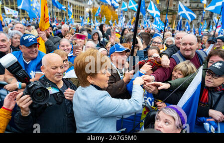 Schottland, Großbritannien. 2. November 2019. Unterstützer des schottischen Nationalismus nehmen an einer Kundgebung auf dem George Square in Glasgow. Die Kundgebung der nationalen Zeitung organisiert wurde, die Schottische pro-Nationalismus Zeitung. Erster Minister Nicola Sturgeon gerichtet der Rallye. Iain Masterton/Alamy Leben Nachrichten. Stockfoto