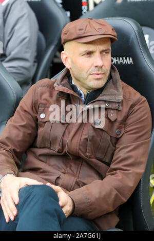 Milton Keynes, UK. 02 Nov, 2019. MK Dons Manager Paul Tisdale während der ersten Hälfte des Himmels Wette Liga eine Übereinstimmung zwischen MK Dons und Tranmere Rovers bei Stadion MK, Milton Keynes am Samstag, den 2. November 2019. (Credit: John cripps | MI Nachrichten) das Fotografieren dürfen nur für Zeitung und/oder Zeitschrift redaktionelle Zwecke verwendet werden, eine Lizenz für die gewerbliche Nutzung Kreditkarte erforderlich: MI Nachrichten & Sport/Alamy leben Nachrichten Stockfoto