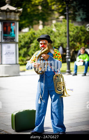 TALLINN, Estland - 05.JULI 2019: Clown spielt Musik instrumente auf einer Straße in Tallinn, Estland am Juli 05, 2019 Stockfoto