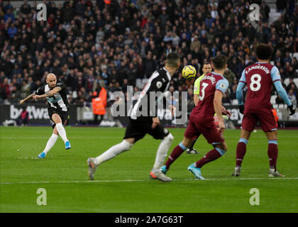 Das Stadion in London, London, Großbritannien. 2 Nov, 2019. Fußball der englischen Premier League, West Ham United gegen Newcastle United; Jonjo Shelvey des Newcastle United erzielt sein Seiten 3. Ziel aus einem Freistoß in der 50. Minute machen es 0-3 Credit: Aktion plus Sport/Alamy leben Nachrichten Stockfoto