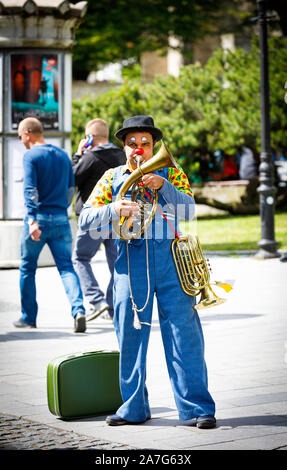 TALLINN, Estland - 05.JULI 2019: Clown spielt Musik instrumente auf einer Straße in Tallinn, Estland am Juli 05, 2019 Stockfoto