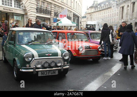 Regent Street, London, Großbritannien - 2 November: ein Klassiker Minis auf der Regent Street Motor Show. Regent Street ist vom Piccadilly Circus, Oxford Circus Fußgängerzone für die jährliche Regent Street Motor Show mit einigen Oldtimer Rallye Autos sowie elektrische Autos. Die Show findet einen Tag vor der jährlichen London nach Brighton Veteran Car Run. Fotos: David Mbiyu/Alamy Stockfoto