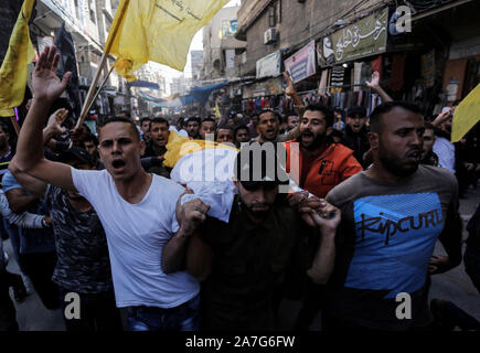 (EDITOR'S NOTE: Bild zeigt Tod) Trauernde den Körper von Ahmed al-Shehri für eine Beerdigung Prozession tragen nach dem Luftangriff im südlichen Gazastreifen. Stockfoto