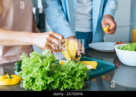 Junges Paar kochen ein vegetarisches Frühstück am Morgen in eine helle Küche Stockfoto