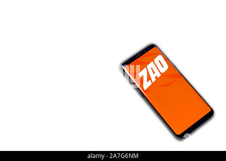 Zao app auf Bildschirm des Smartphones isoliert auf weißem Hintergrund. Zao app ist eine Trendanalyse Gesicht swapping App. Stockfoto