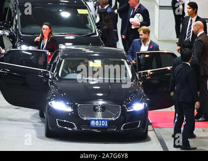 Tokio, Japan. 2 Nov, 2019. Prinz Harry bereitet sich ein Fahrzeug zu, wie er das Leben der International Stadium Yokohama in der Präfektur Kanagawa, Japan nach dem Rugby World Cup 2019 Finale zwischen England und Südafrika, in der Südafrika's 32 - 12 am 2. November 2019 gewonnen. Foto: Ramiro Agustin Vargas Tabares Credit: Ramiro Agustin Vargas Tabares/ZUMA Draht/Alamy leben Nachrichten Stockfoto