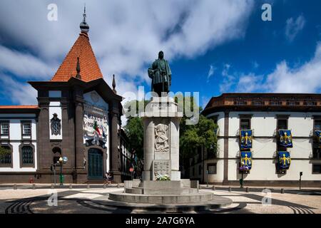 Statue der Seefahrer und Entdecker João Gonçalves Zarco, links Bonco de Portugal Insel, Funchal, Madeira, Portugal Stockfoto