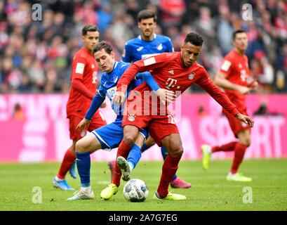 Duell, Aktion Corentin Tolisso FC Bayern München gegen Sebastian Rudy TSG 1899 Hoffenheim, Allianz Arena, München, Bayern, Deutschland Stockfoto