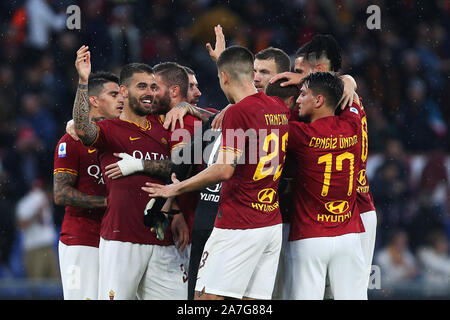 Rom, Italien. 02 Nov 2019. Die Spieler des AS Rom feiert am ond der Italienischen Meisterschaft in der Serie A Fußballspiel zwischen AS Roma und SSC Napoli am 2. November 2019 im Olympiastadion in Rom, Italien, (Foto von Federico Proietti/ESPA-Bilder) Quelle: European Sports Fotografische Agentur/Alamy leben Nachrichten Stockfoto