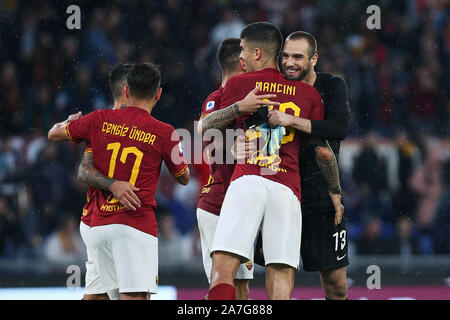 Rom, Italien. 02 Nov 2019. Die Spieler des AS Rom feiert am ond der Italienischen Meisterschaft in der Serie A Fußballspiel zwischen AS Roma und SSC Napoli am 2. November 2019 im Olympiastadion in Rom, Italien, (Foto von Federico Proietti/ESPA-Bilder) Quelle: European Sports Fotografische Agentur/Alamy leben Nachrichten Stockfoto