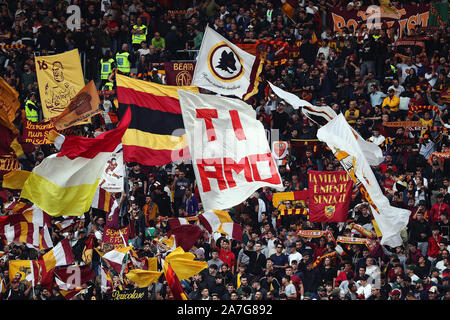 Rom, Italien. 02 Nov 2019. Anhänger der AS Roma während der Italienischen Meisterschaft in der Serie A Fußballspiel zwischen AS Roma und SSC Napoli am 2. November 2019 im Olympiastadion in Rom, Italien - Foto Federico Proietti/ESPA-Bilder Quelle: European Sports Fotografische Agentur/Alamy leben Nachrichten Stockfoto