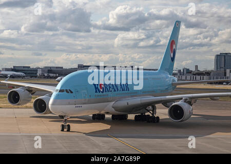 Korean Air Airbus A380, Registrierung HL7627, am Flughafen London Gatwick. Stockfoto