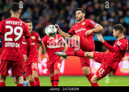 Leverkusen, Deutschland. 02 Nov, 2019. Fussball: Bundesliga, Bayer Leverkusen - Borussia Mönchengladbach, 10. Spieltag in der BayArena. Der Leverkusener Kevin Volland (2. von rechts) und Lucas Alario (r) Versuchen Sie, den Ball zu spielen. Credit: Marius Becker/dpa - WICHTIGER HINWEIS: In Übereinstimmung mit den Anforderungen der DFL Deutsche Fußball Liga oder der DFB Deutscher Fußball-Bund ist es untersagt, zu verwenden oder verwendet Fotos im Stadion und/oder das Spiel in Form von Bildern und/oder Videos - wie Foto Sequenzen getroffen haben./dpa/Alamy leben Nachrichten Stockfoto