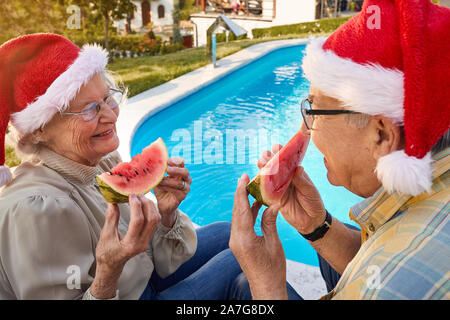 Gerne ältere Paare genießen in Wassermelone und feiern Weihnachten. Stockfoto