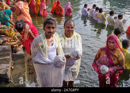 Während der Hindu festival Chhath Puja, Migranten aus Bihar in Indien mit Angeboten zur Anbetung Sonnengott Suryadev, banganga Tank, Mumbai, Indien Stockfoto