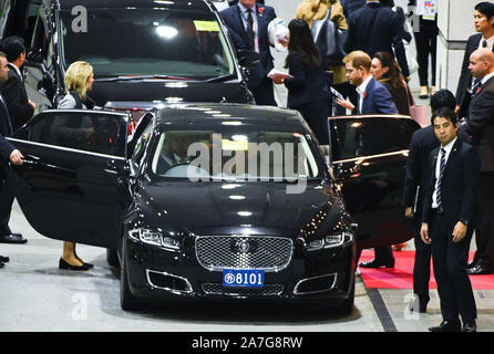 Tokio, Japan. 2 Nov, 2019. Prinz Harry bereitet sich ein Fahrzeug zu, wie er das Leben der International Stadium Yokohama in der Präfektur Kanagawa, Japan nach dem Rugby World Cup 2019 Finale zwischen England und Südafrika, in der Südafrika's 32 - 12 am 2. November 2019 gewonnen. Foto: Ramiro Agustin Vargas Tabares Credit: Ramiro Agustin Vargas Tabares/ZUMA Draht/Alamy leben Nachrichten Stockfoto
