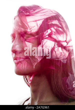 Double Exposure Portrait mit einem ökologischen Konzept aus rosa Plastikbeutel mit Gesicht einer Person Stockfoto