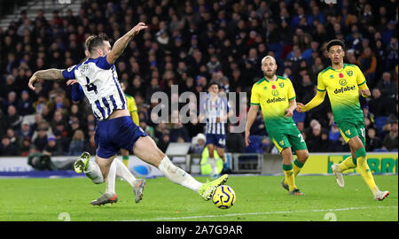 Brighton und Hove Albion Shane Duffy scores zweites Ziel seiner Seite des Spiels während der Premiership Gleiches an der AMEX Stadion, Brighton. Stockfoto