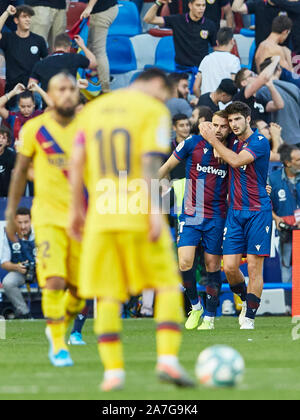Estadi Ciutat de Valencia, Valencia, Spanien. 2 Nov, 2019. Liga Fußball, Levante gegen FC Barcelona; Borja Mayoral von Levante UD feiert mit seinen Teamkollegen nach dem Scoring Das zweite Ziel für seine Mannschaft 2-1 in Minute 62' von Lionel Messi und Arturo Vidal von FCB-redaktionelle Verwendung Credit: Aktion plus Sport/Alamy Leben Nachrichten aufgepaßt Stockfoto