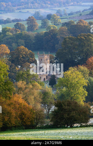 St Eadburgha's Church im Herbst in einer kalten, frostigen Morgen. Broadway Cotswolds, Worcestershire, England Stockfoto