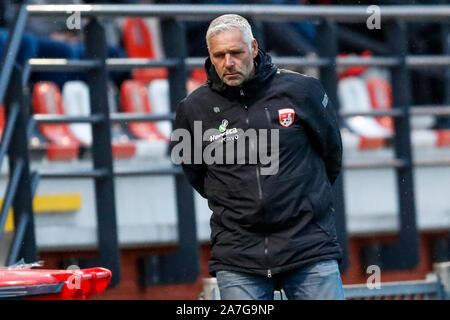 Katwijk, Niederlande. 02 Nov, 2019. KATWIJK, 02-11-2019, Sportpark De Krom, deutscher Fußball, Tweede Divisie, Saison 2019/2020. Noordwijk Trainer Kees Zethof während des Spiels Katwijk vs Noordwijk Credit: Pro Schüsse/Alamy leben Nachrichten Stockfoto