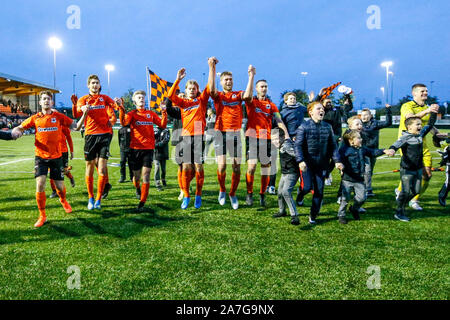 Katwijk, Niederlande. 02 Nov, 2019. KATWIJK, 02-11-2019, Sportpark De Krom, deutscher Fußball, Tweede Divisie, Saison 2019/2020. Katwijk Spieler feiern mit den Fans während des Spiels Katwijk vs Noordwijk Credit win:Pro Schüsse/Alamy leben Nachrichten Stockfoto