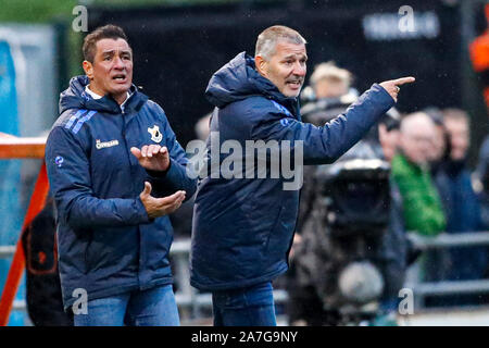 Katwijk, Niederlande. 02 Nov, 2019. KATWIJK, 02-11-2019, Sportpark De Krom, deutscher Fußball, Tweede Divisie, Saison 2019/2020. Katwijk Trainer Jan Zoutman (r) während des Spiels Katwijk vs Noordwijk Credit: Pro Schüsse/Alamy leben Nachrichten Stockfoto