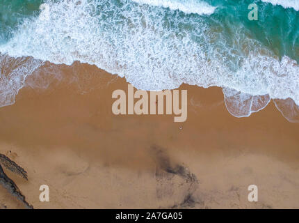 Sand Beach - Antenne, Ansicht von oben einen schönen Sandstrand Luftaufnahme mit den blauen Wellen in den Ufer rollen Stockfoto