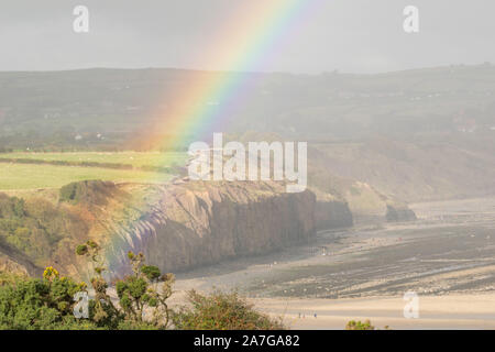 Regenbogen über Boggle Loch in der Nähe von Robin Hoods Bay und Jurassic Coast gesehen von Ravenscar Stockfoto