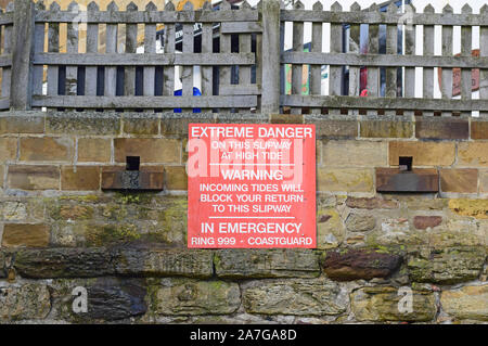 Extreme Gefahr Warnzeichen bei Robin Hoods Bay Stockfoto