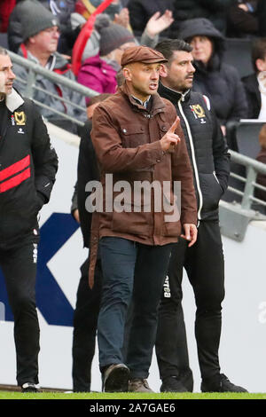 Milton Keynes, UK. 02 Nov, 2019. MK Dons Manager Paul Tisdale während der ersten Hälfte des Himmels Wette Liga eine Übereinstimmung zwischen MK Dons und Tranmere Rovers bei Stadion MK, Milton Keynes am Samstag, den 2. November 2019. (Credit: John cripps | MI Nachrichten) das Fotografieren dürfen nur für Zeitung und/oder Zeitschrift redaktionelle Zwecke verwendet werden, eine Lizenz für die gewerbliche Nutzung Kreditkarte erforderlich: MI Nachrichten & Sport/Alamy leben Nachrichten Stockfoto