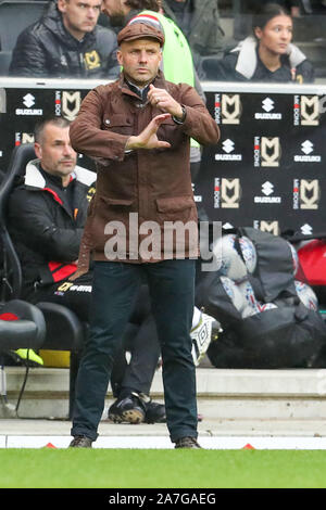 Milton Keynes, UK. 02 Nov, 2019. MK Dons Manager Paul Tisdale während der ersten Hälfte des Himmels Wette Liga eine Übereinstimmung zwischen MK Dons und Tranmere Rovers bei Stadion MK, Milton Keynes am Samstag, den 2. November 2019. (Credit: John cripps | MI Nachrichten) das Fotografieren dürfen nur für Zeitung und/oder Zeitschrift redaktionelle Zwecke verwendet werden, eine Lizenz für die gewerbliche Nutzung Kreditkarte erforderlich: MI Nachrichten & Sport/Alamy leben Nachrichten Stockfoto