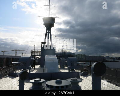 Aussicht an Bord der HMS Caroline Blick zurück entlang der Deck in Richtung Aussichtsturm; Alexandra Dock, Belfast Stockfoto