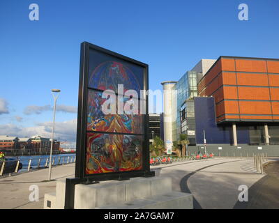 Von Belfast Titanic Quarter hat das Hafengebiet mit neuen Einrichtungen und Installationen einschließlich "Game of Thrones" Glasmalerei Panels regeneriert Stockfoto