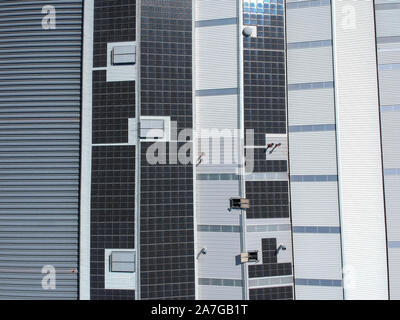 Solarzellen auf dem Dach einer Fabrik für die Produktion von grünen ökologischen Strom. Drone Ansicht Stockfoto
