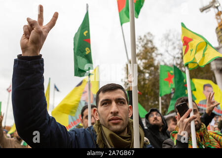 London, Großbritannien. 2 Nov, 2019. März durch das Zentrum von London, von Marble Arch, zu einer Kundgebung auf dem Trafalgar Square für Solidarität mit dem Volk von rojava und im nördlichen Syrien. Im März soll die türkische Armee Aggression gegen den befreiten Gebieten des nördlichen Syrien zu markieren. Penelope Barritt/Alamy leben Nachrichten Stockfoto