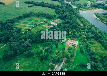 Chouf'ch Old Manor unter malerischen Orte in Weißrussland. Grüne Wiesen und Wälder rund um das Anwesen Stockfoto