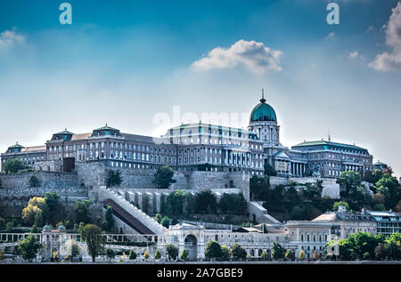 Buda Castle am Ufer der Donau mit der Sonne hinter einer leichten Schatteneffekt im Sommer Sonne in Budapest, Ungarn Stockfoto