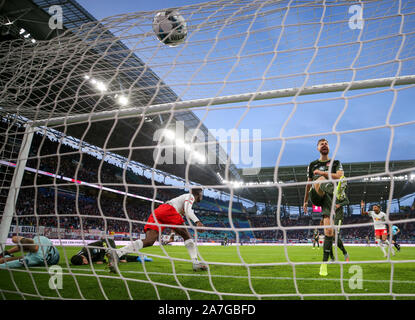 02 November 2019, Sachsen, Leipzig: Fussball: 1. Fussballbundesliga, 10. Spieltag, RB Leipzig - FSV Mainz 05 in der Red Bull Arena Leipzig. Jeremia St. Juste von Mainz (r) tritt nach dem 7:0 durch Leipzigs Nordi Mukiele (3. von links) wieder einmal voller Zorn gegen den Ball in das Ziel. Foto: Jan Woitas/dpa-Zentralbild/dpa - WICHTIGER HINWEIS: In Übereinstimmung mit den Anforderungen der DFL Deutsche Fußball Liga oder der DFB Deutscher Fußball-Bund ist es untersagt, zu verwenden oder verwendet Fotos im Stadion und/oder das Spiel in Form von Bildern und/oder Videos - wie Foto Sequenzen getroffen haben. Stockfoto