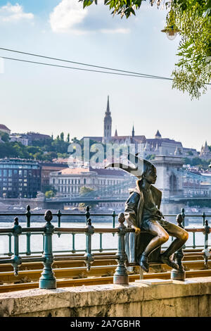 Little Princess Statue an der Donau mit Fisherman's Bastion und Széchenyi Kettenbrücke in der Ferne, Budapest, Ungarn Stockfoto