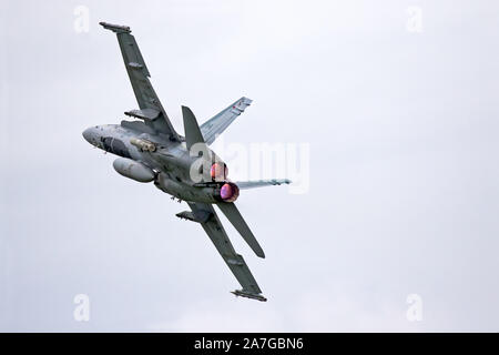 Eine McDonnell Douglas CF-18 Hornet, bei einem Vorbeiflug, wie es die Befugnisse nach oben und weg von den Zuschauern bei Airshow London, in London, Ontario, Kanada. Stockfoto