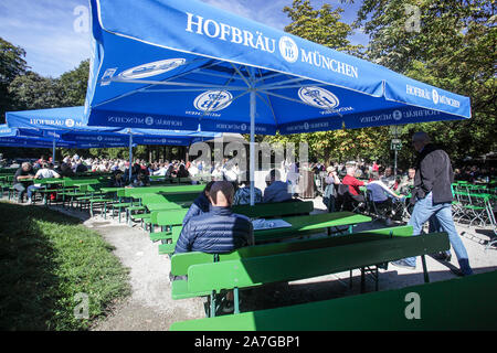 Hier ist der Bereich, in den Englischen Garten, dem Chinesischen Turm und Biergarten in München. An einem schönen Herbsttag erfasst Stockfoto