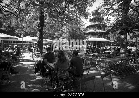 Hier ist der Bereich, in den Englischen Garten, dem Chinesischen Turm und Biergarten in München. An einem schönen Herbsttag erfasst Stockfoto