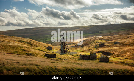 Herbst Landschaft: Stillgelegten förderturm von Grove Rake Mine Gebäude, Rookhope Bezirk, gewohnt, North Pennines, England, Großbritannien Stockfoto