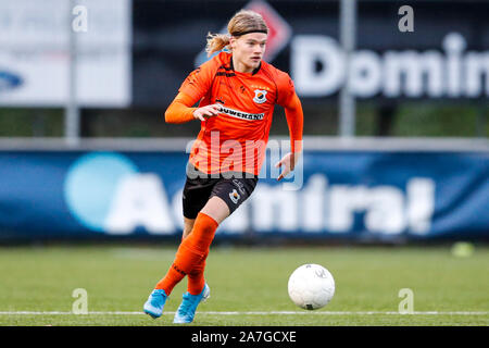 Katwijk, Niederlande. 02 Nov, 2019. KATWIJK, 02-11-2019, Sportpark De Krom, deutscher Fußball, Tweede Divisie, Saison 2019/2020. Katwijk Spieler Bart Sinteur während des Spiels Katwijk vs Noordwijk Credit: Pro Schüsse/Alamy leben Nachrichten Stockfoto