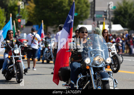 Washington DC, USA - 21. September 2019: Die Fiesta DC, Mitglieder des Latin American Motorcycle Association, reiten die Constitution Avenue, Durchführung Stockfoto