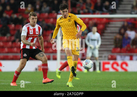 Sunderland, Großbritannien. 02 Nov 2019. Southend United's Isaac Hutchinson konkurriert für die Kugel mit der Sunderland Max Power während der Sky Bet Liga 1 Übereinstimmung zwischen Sunderland und Southend United im Stadion des Lichts, Sunderland am Samstag, den 2. November 2019. (Credit: Steven Hadlow | MI Nachrichten) das Fotografieren dürfen nur für Zeitung und/oder Zeitschrift redaktionelle Zwecke verwendet werden, eine Lizenz für die gewerbliche Nutzung erforderlich Stockfoto