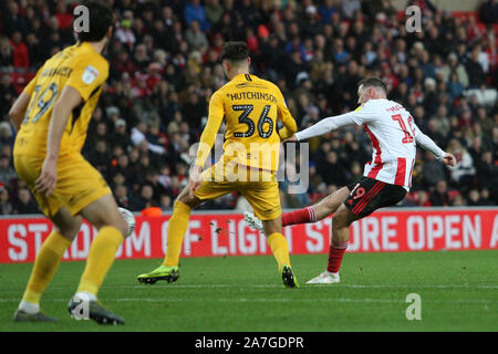 Sunderland, Großbritannien. 02 Nov 2019. Sunderlands Aidan McGeady schießt auf Ziel während der Sky Bet Liga 1 Übereinstimmung zwischen Sunderland und Southend United im Stadion des Lichts, Sunderland am Samstag, den 2. November 2019. (Credit: Steven Hadlow | MI Nachrichten) das Fotografieren dürfen nur für Zeitung und/oder Zeitschrift redaktionelle Zwecke verwendet werden, eine Lizenz für die gewerbliche Nutzung erforderlich Stockfoto