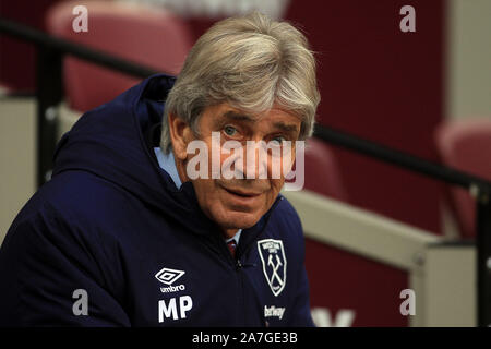 London, Großbritannien. 02 Nov, 2019. West Ham United Manager Manuel Pellegrini an schaut. Premier League match, West Ham United v Newcastle Utd an der London Stadium, Queen Elizabeth Olympic Park in London am Samstag, den 2. November 2019. Dieses Bild dürfen nur für redaktionelle Zwecke verwendet werden. Nur die redaktionelle Nutzung, eine Lizenz für die gewerbliche Nutzung erforderlich. Keine Verwendung in Wetten, Spiele oder einer einzelnen Verein/Liga/player Publikationen. pic von Steffan Bowen/Andrew Orchard sport Fotografie/Alamy Live news Credit: Andrew Orchard sport Fotografie/Alamy leben Nachrichten Stockfoto